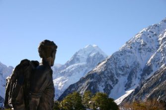 640px-Hillary_statue_and_Mount_Cook